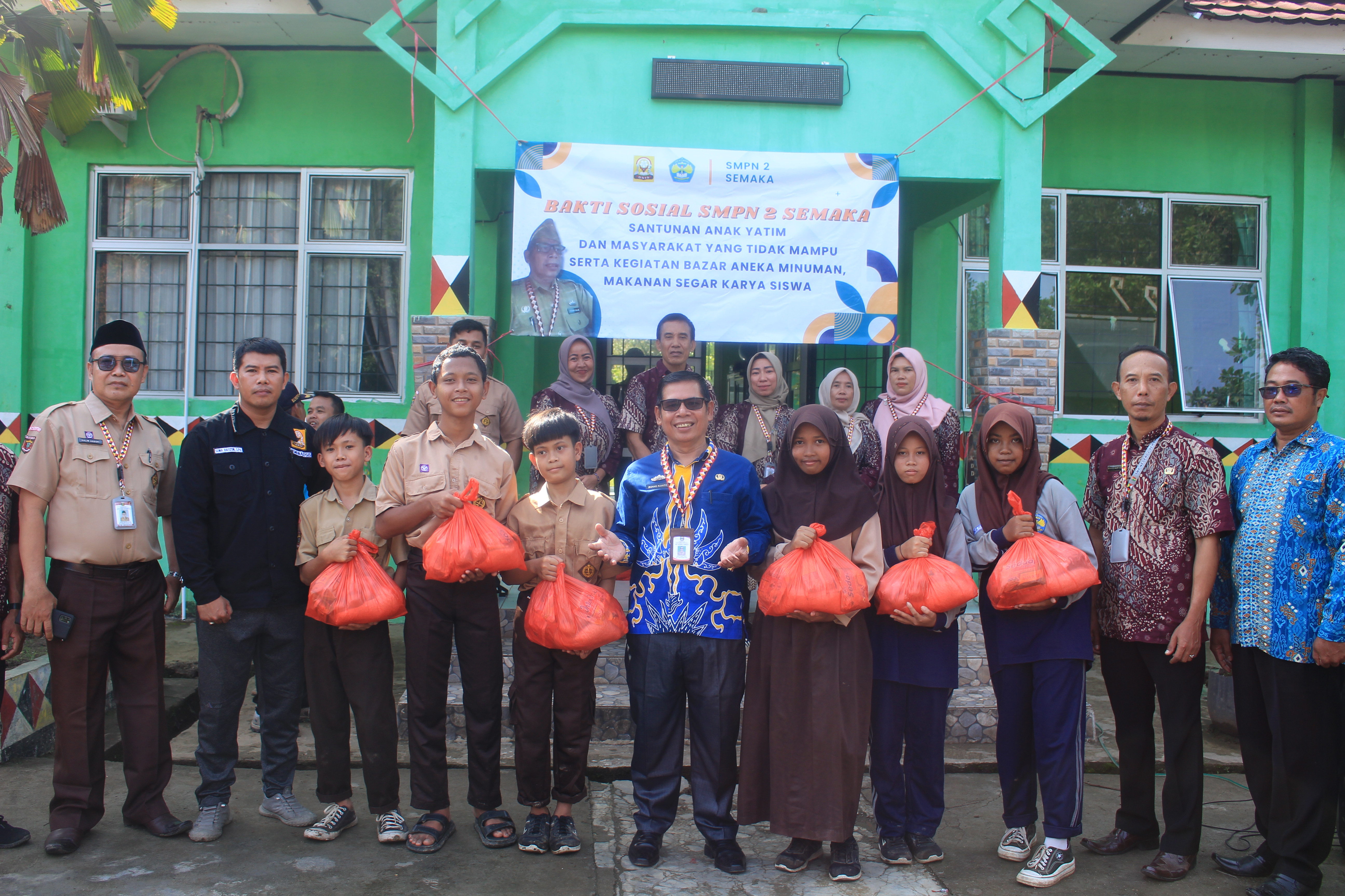 Semangat Berbagi dan Peduli, SMPN 2 Semaka Gelar Bakti Sosial untuk Warga Sekitar